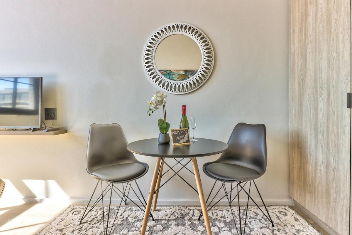 Sunny Haven In The Heart Of The East W/parking * Cape Town